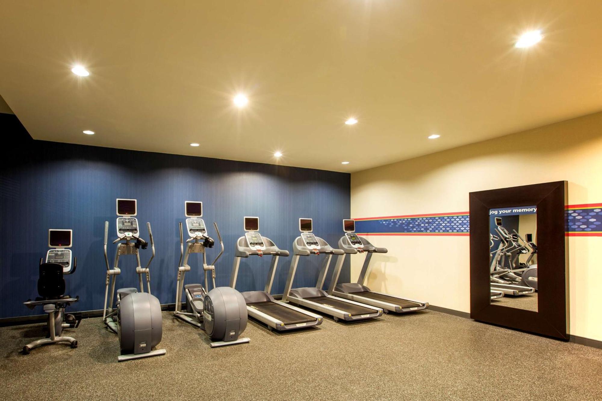 Hampton Inn New York - Laguardia Airport Екстериор снимка