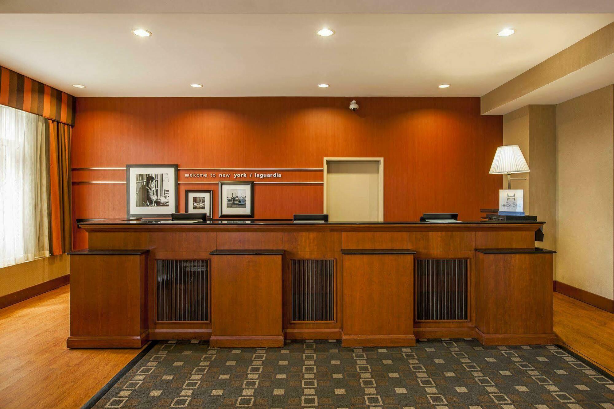 Hampton Inn New York - Laguardia Airport Екстериор снимка