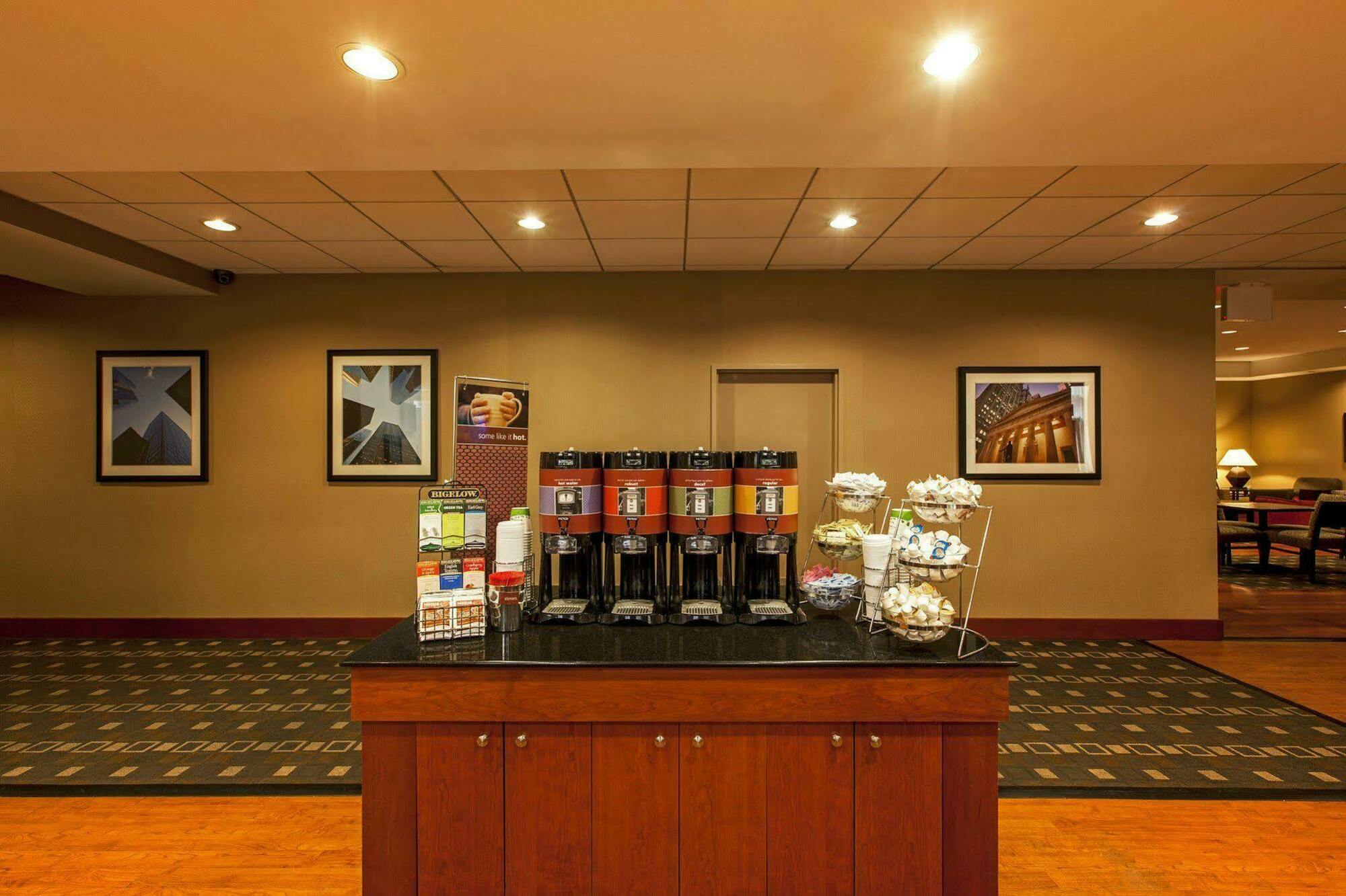 Hampton Inn New York - Laguardia Airport Екстериор снимка