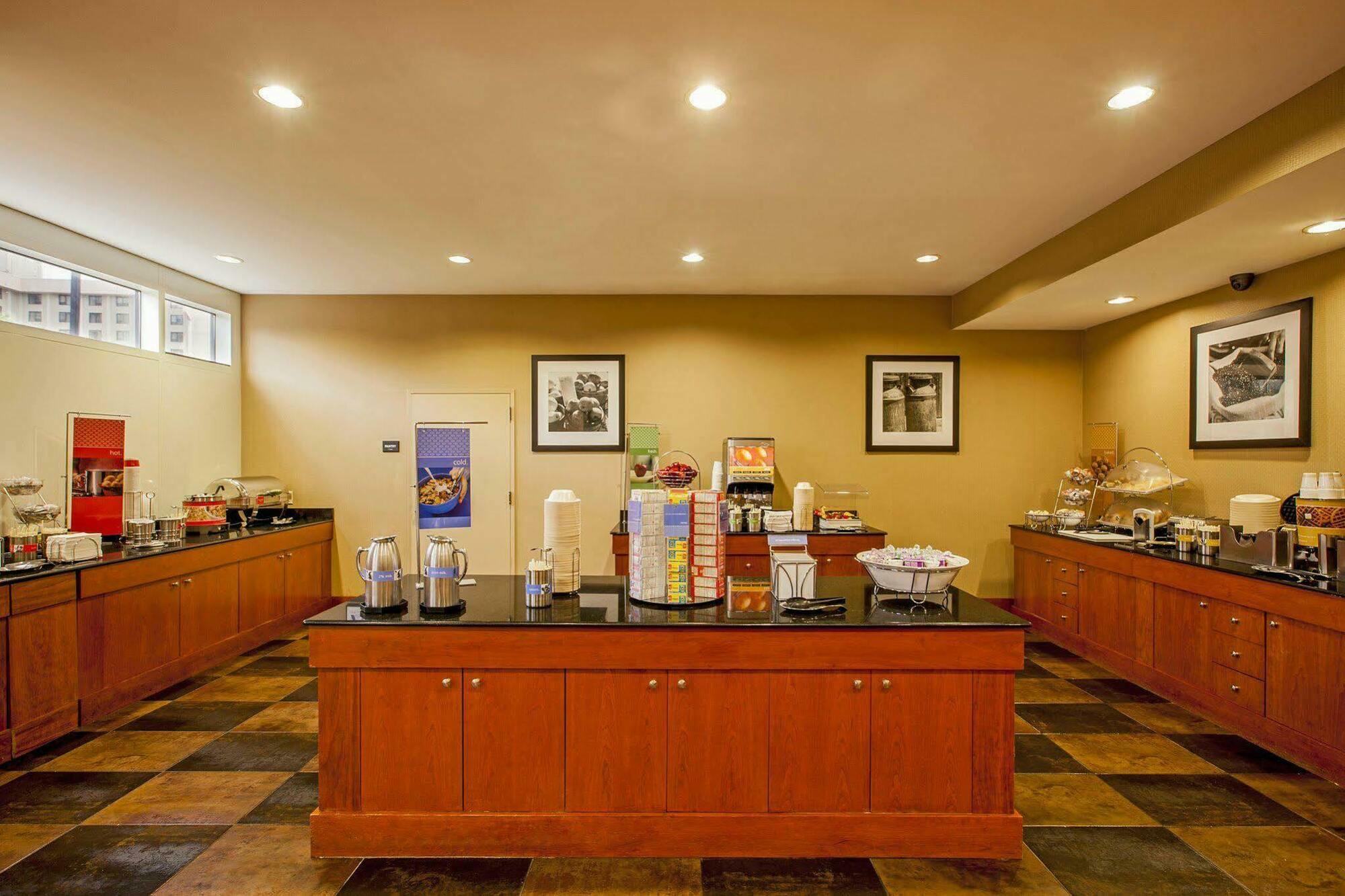 Hampton Inn New York - Laguardia Airport Екстериор снимка